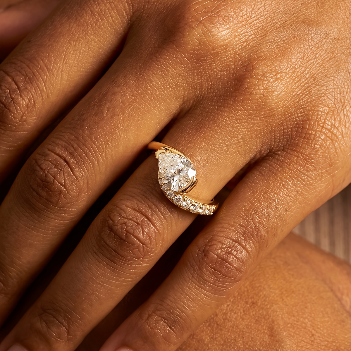 Women's Luxury Shiny Pear-Shaped Twist Engagement Ring